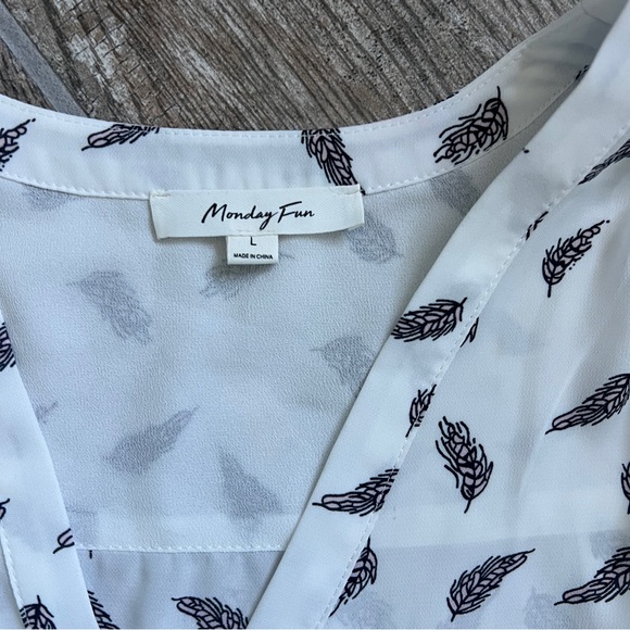 Monday Fun Feather Print V Neck Blouse, White Maroon, Women’s Size Large - Picture 2 of 6